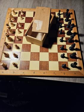 Mooi groot vintage compleet houten schaakspel in nette staat