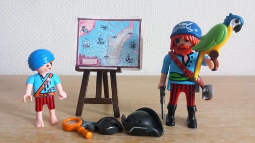 Playmobil piraat met zoon en landkaart