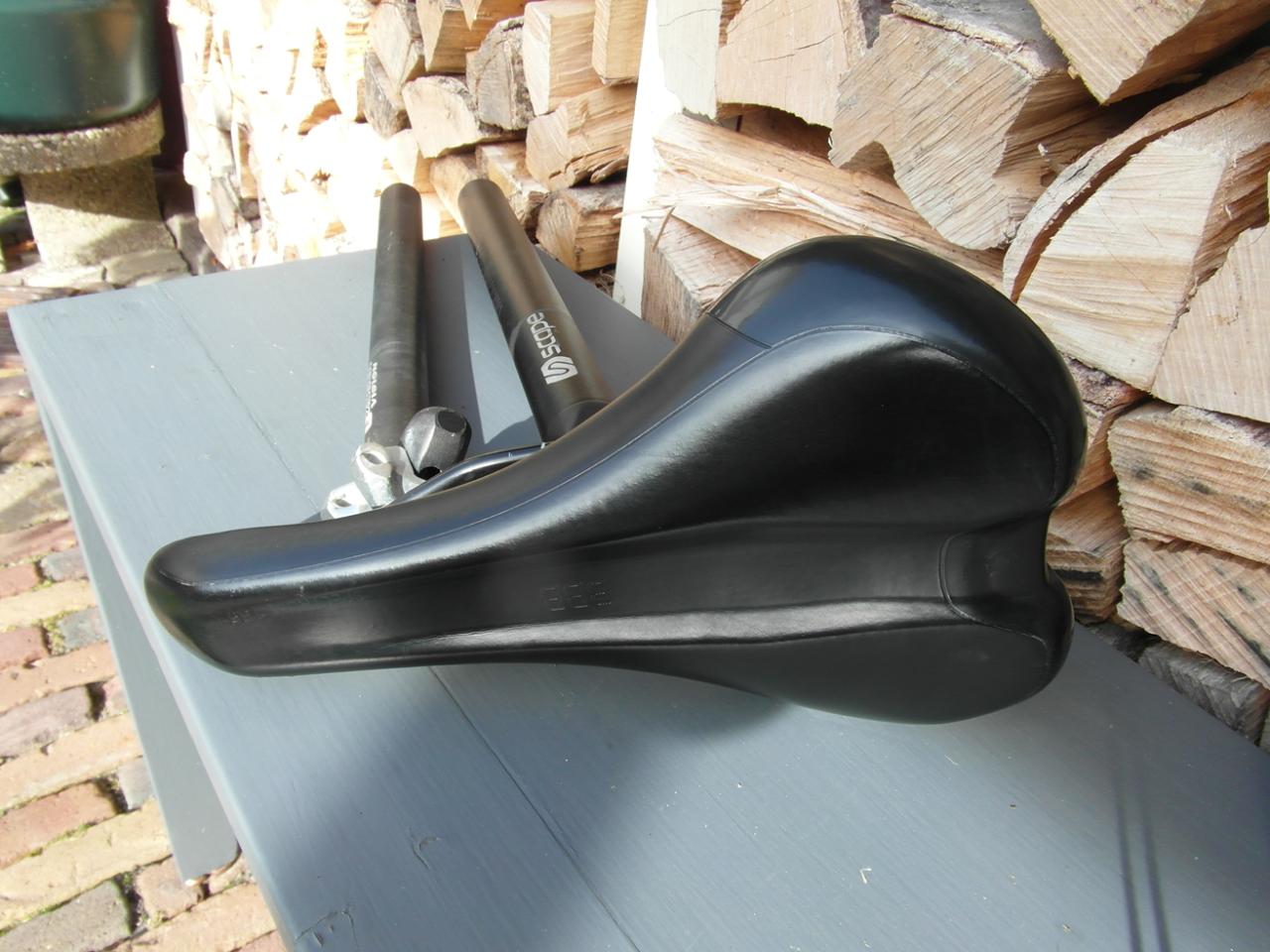 BBB Spectrum fietszadel 155 mm met zadelpen.