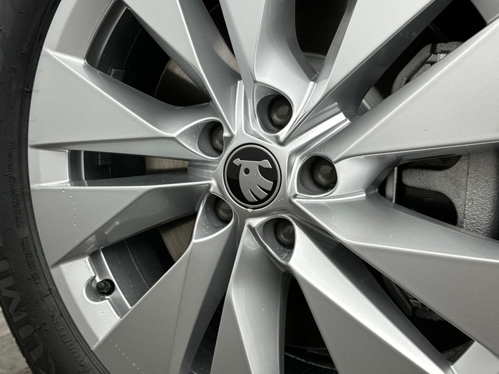 Skoda Elroq business edition elektromotor 210 kw / 286 pk suv