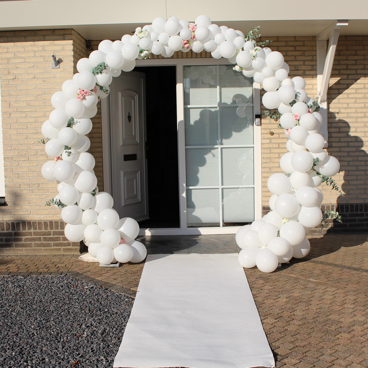 Witte loper en witte tule voor bruiloft