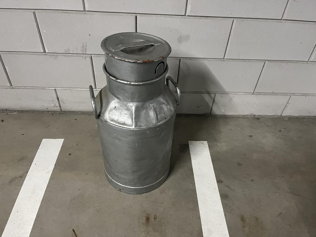 3 Melkbussen, metaal