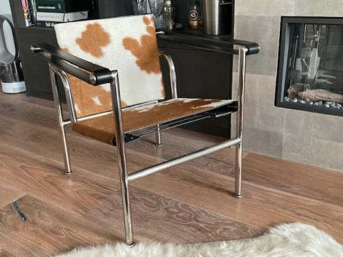 Le Corbusier Basculant stoel met ponyhuid