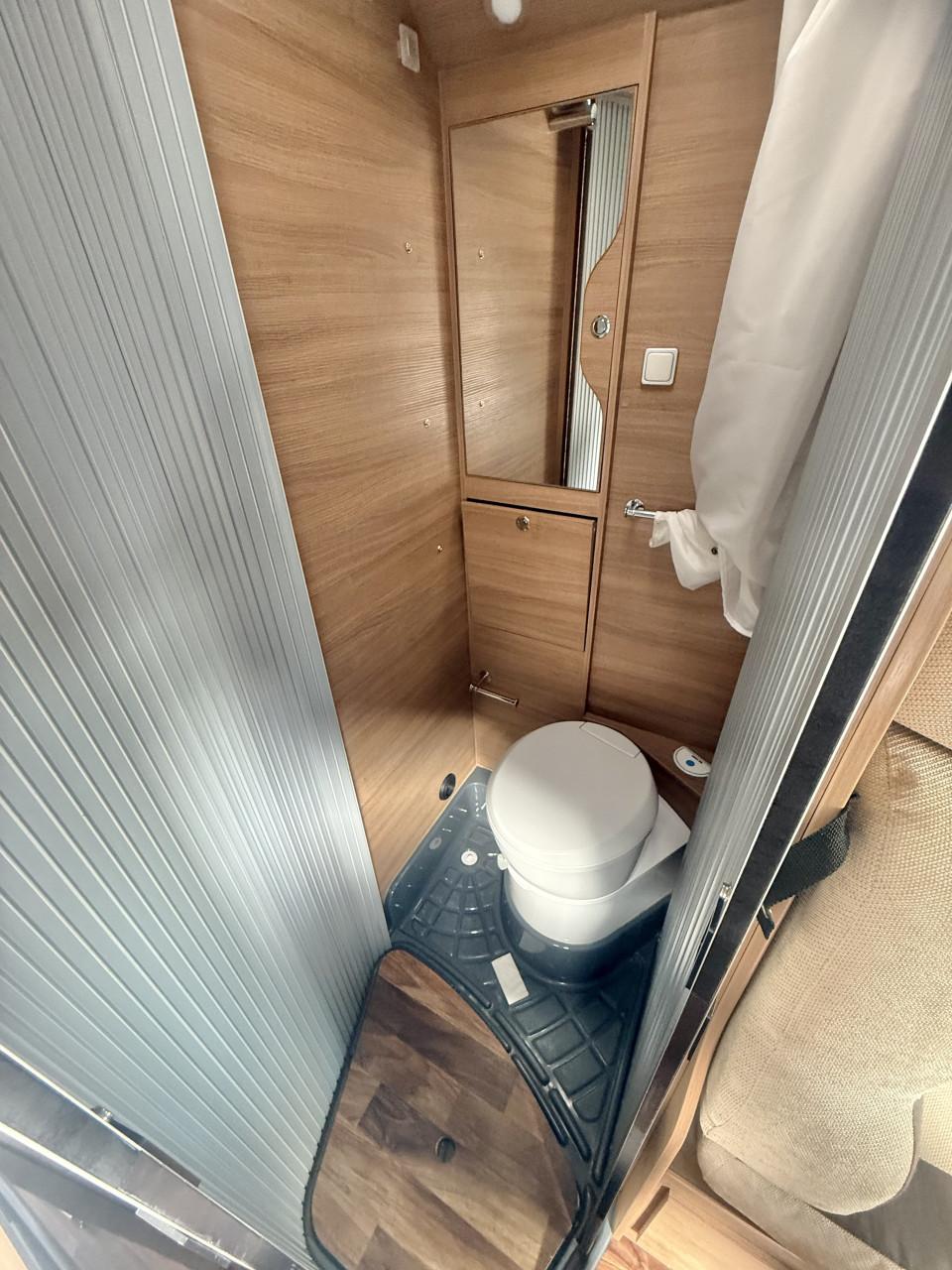 Mc Louis Menfys S-Line Van  (5.40m zeer compact, airco,1e eigenaar)