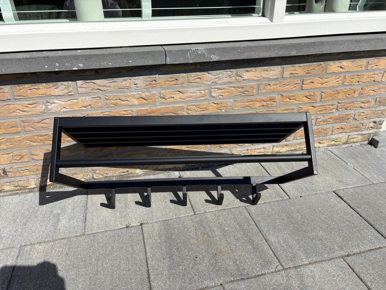 Zwarte metalen wand kapstok