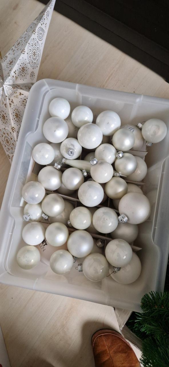 Kerstballen in  de kleuren rood, wit, zilver en bruin