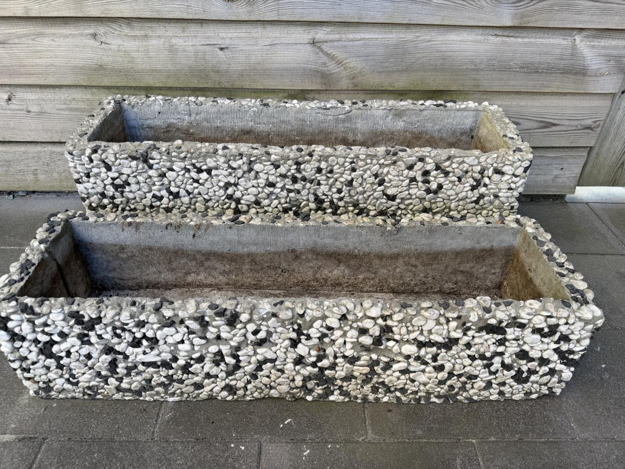 2 plantenbakken kiezelstenen op beton 80cm