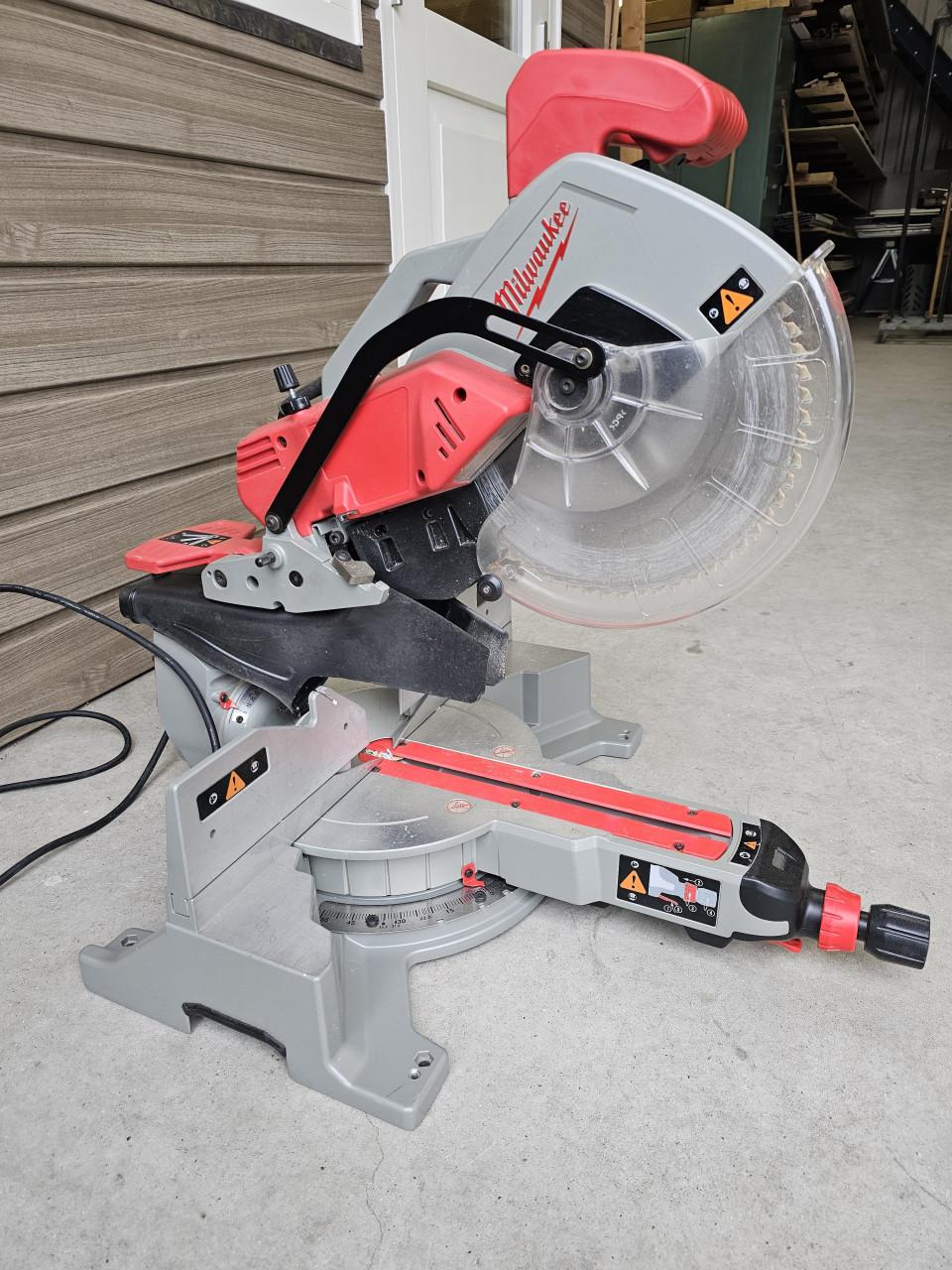 Milwaukee afkortzaag