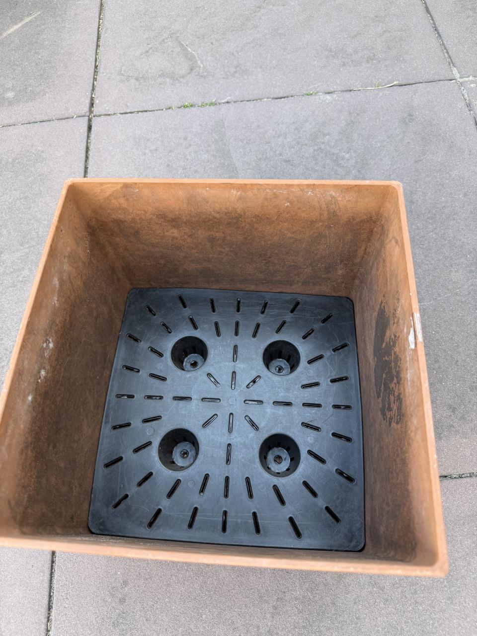 Roestkleurige kunstof plantenbak met afvoer bodem 27x27