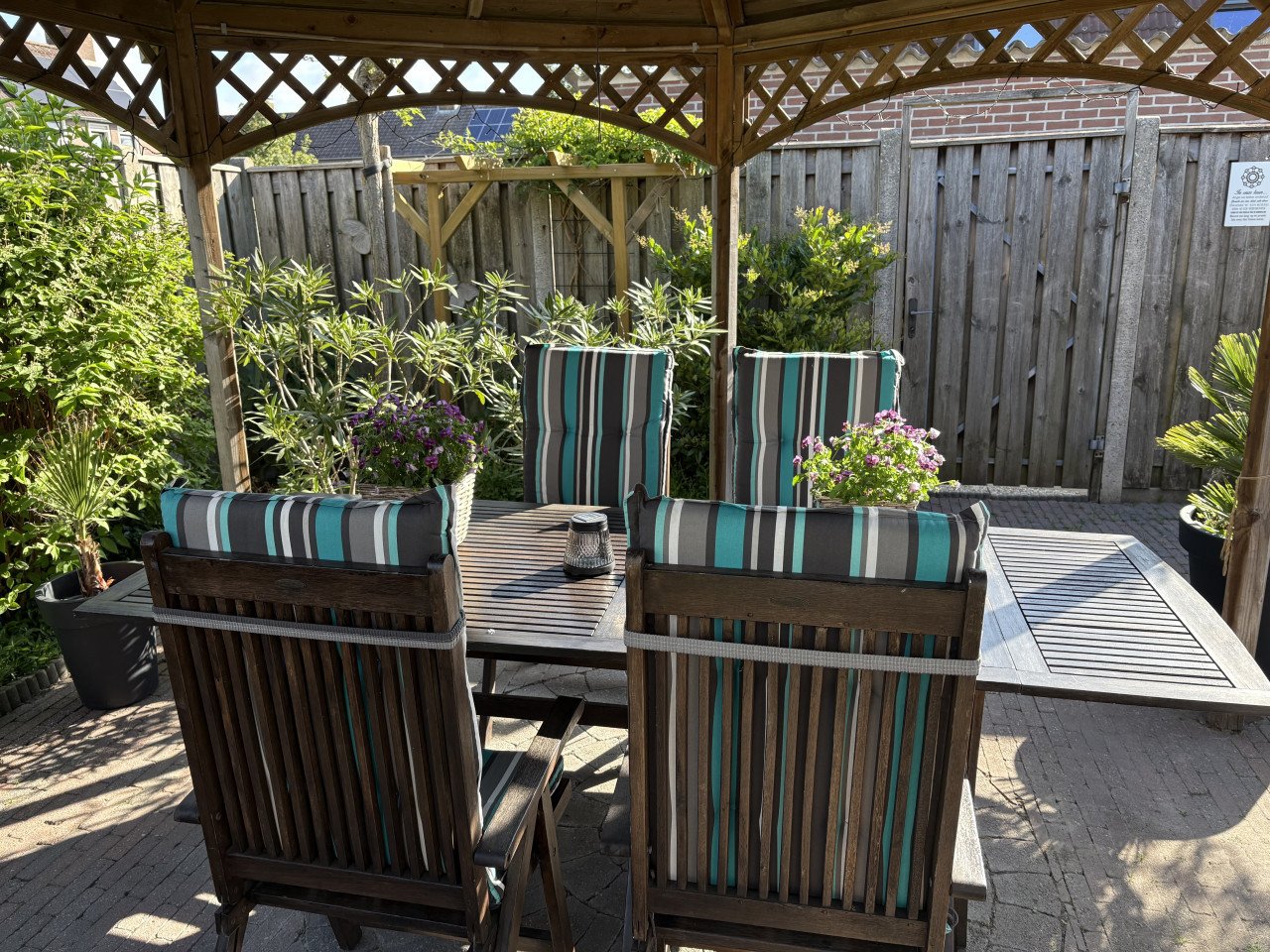 Tuintafel + 4 stoelen met kussens