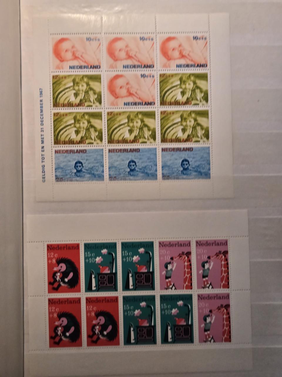 Postzegels 8 Albums uit heel de wereld  Bieden mag, wel graag naar waarde.