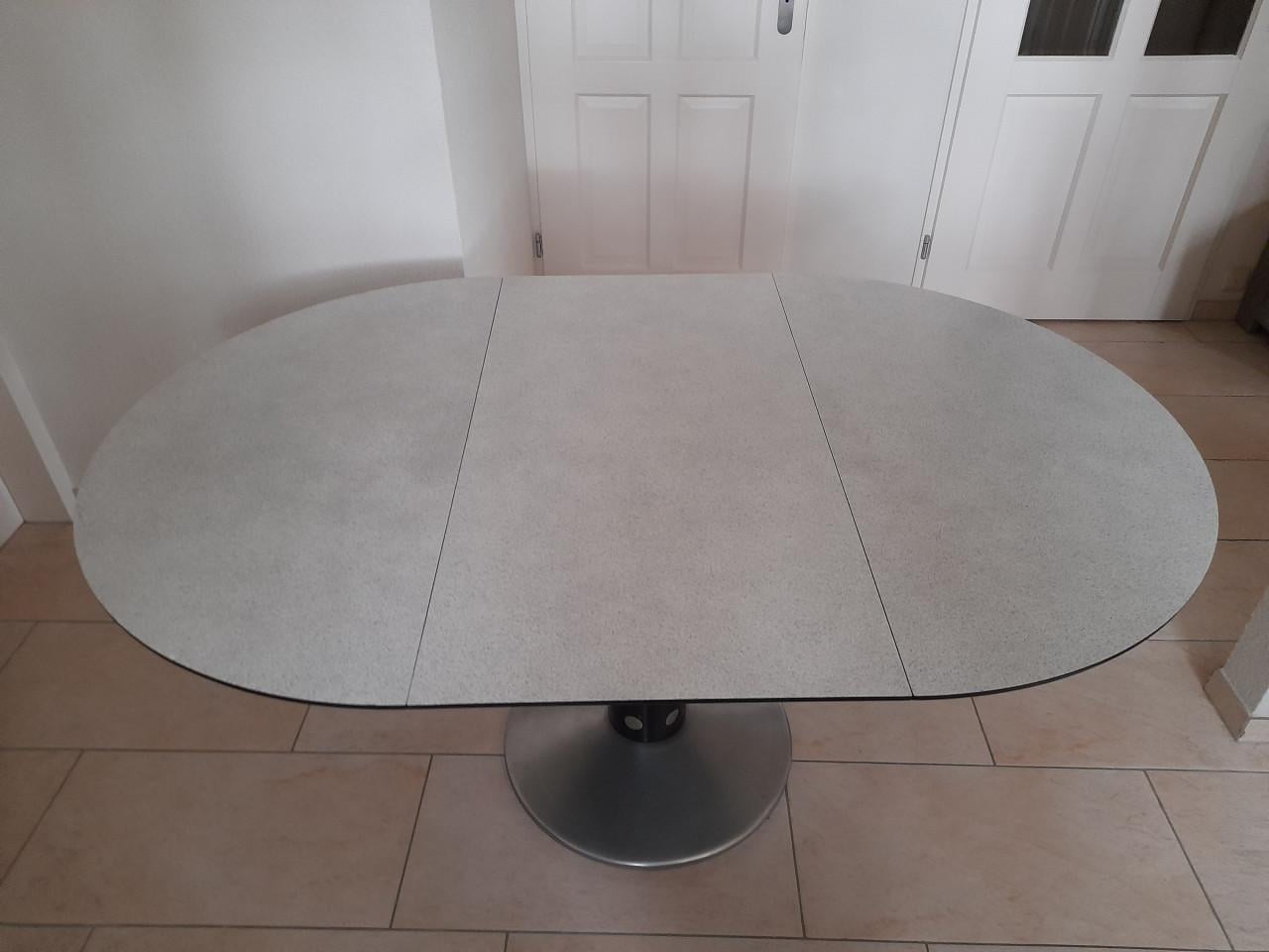 Stevige Tafel (uittrekbaar) in goede staat !   (105 rond)