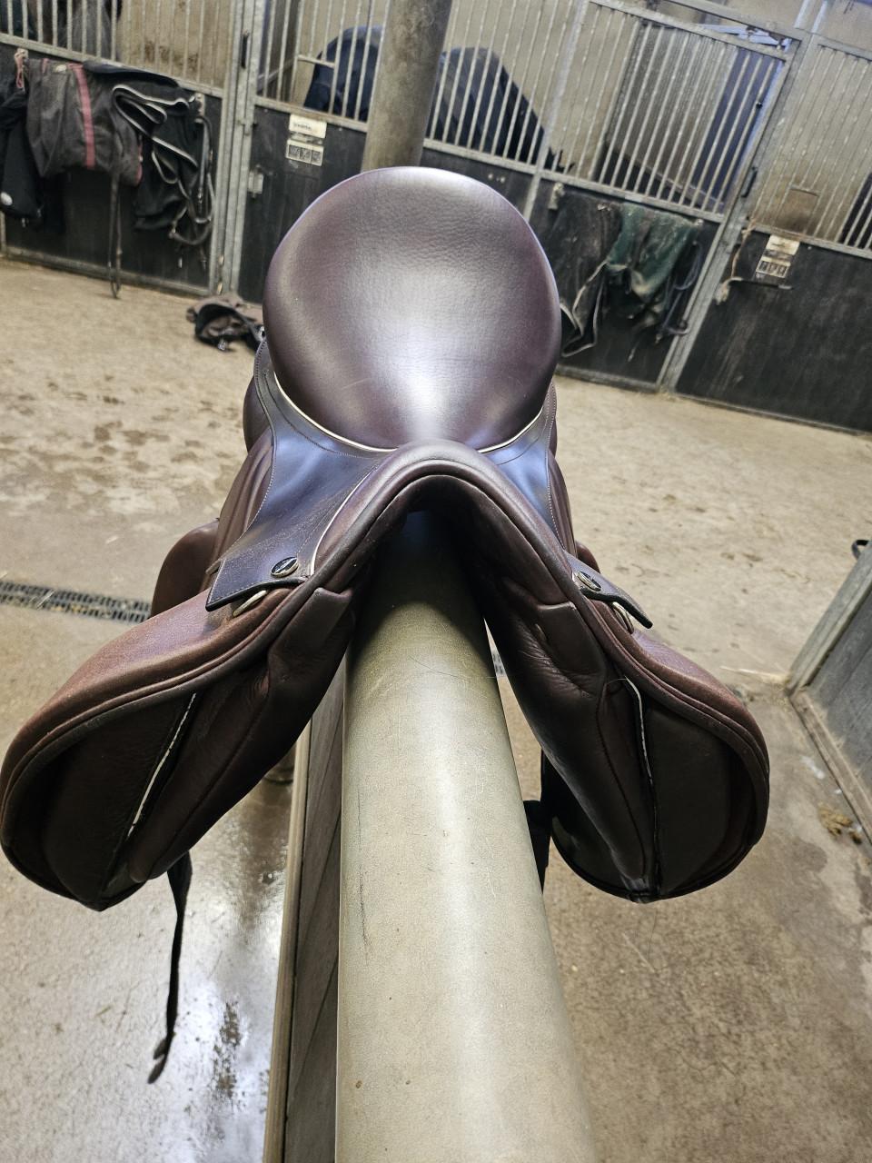 Dressuur zadel 17 inch