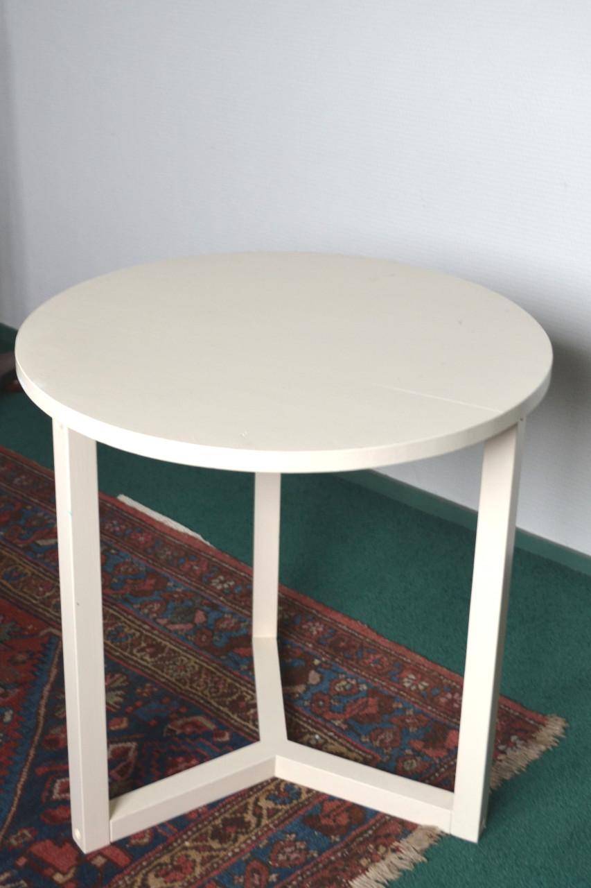 2  Ronde bijzettafeltjes geschilderd beige.