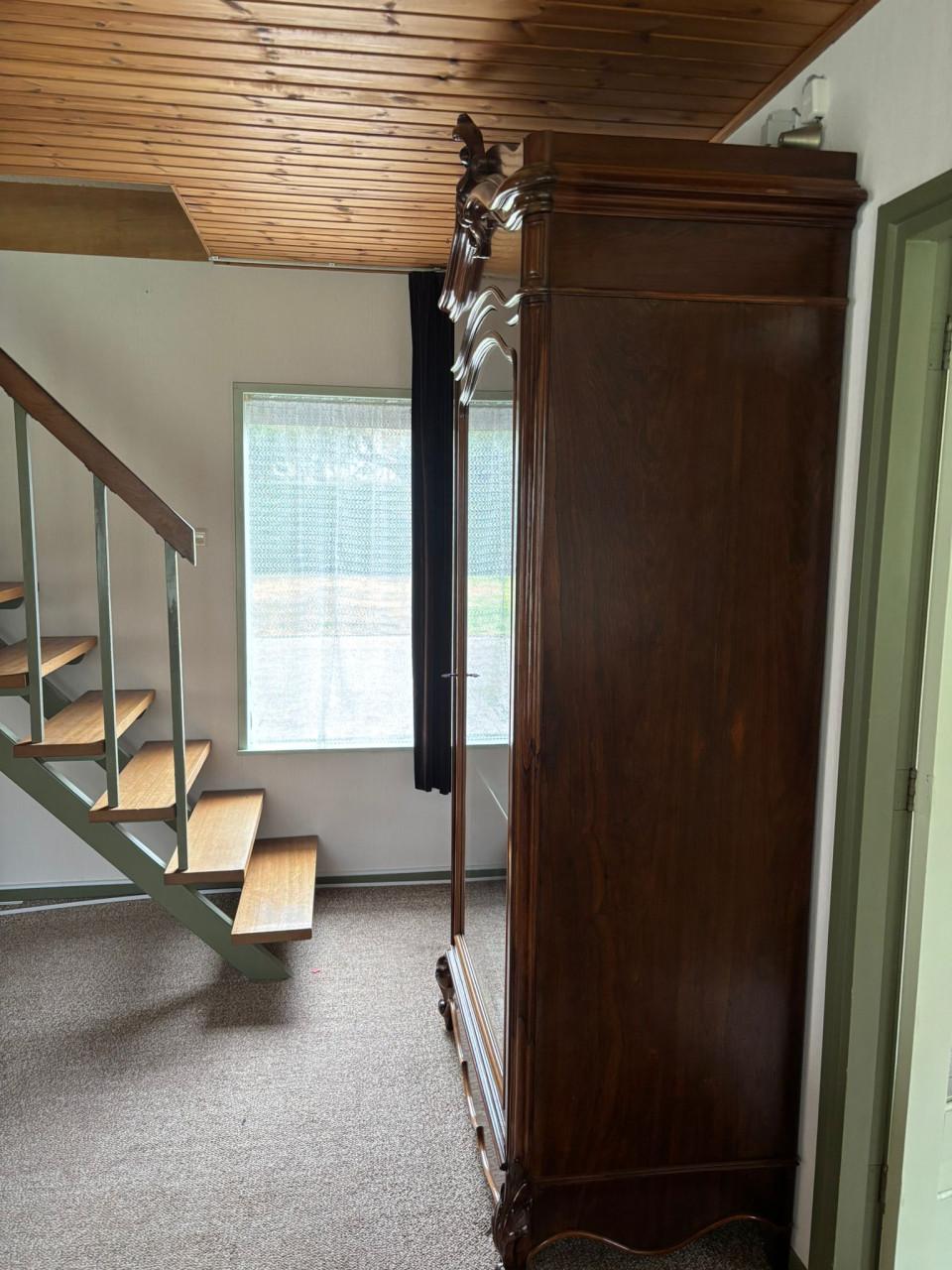 Kuifkast mahoniehouten vitrinekast