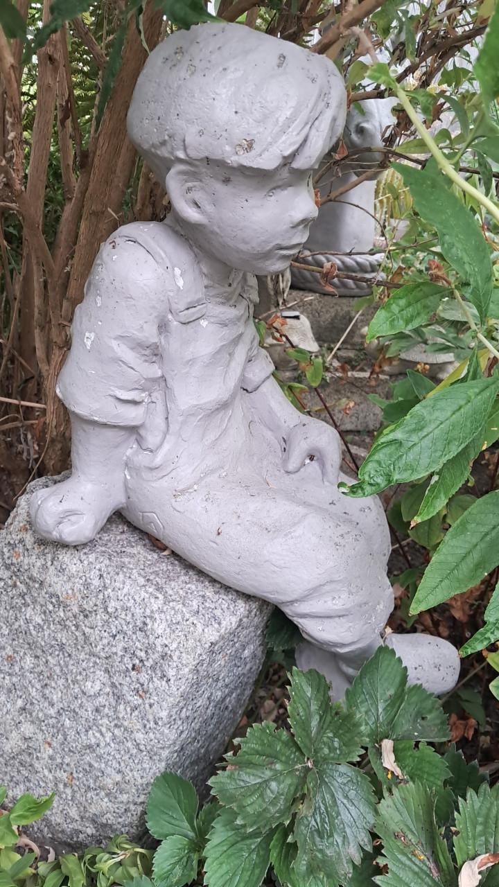 Tuinbeeld jongen