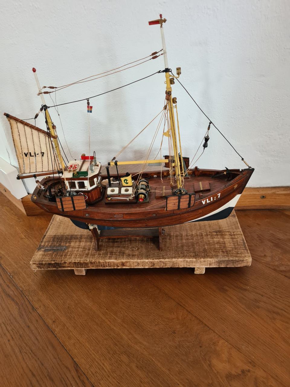 Prachtig gedetailleerd model van een vissersboot.