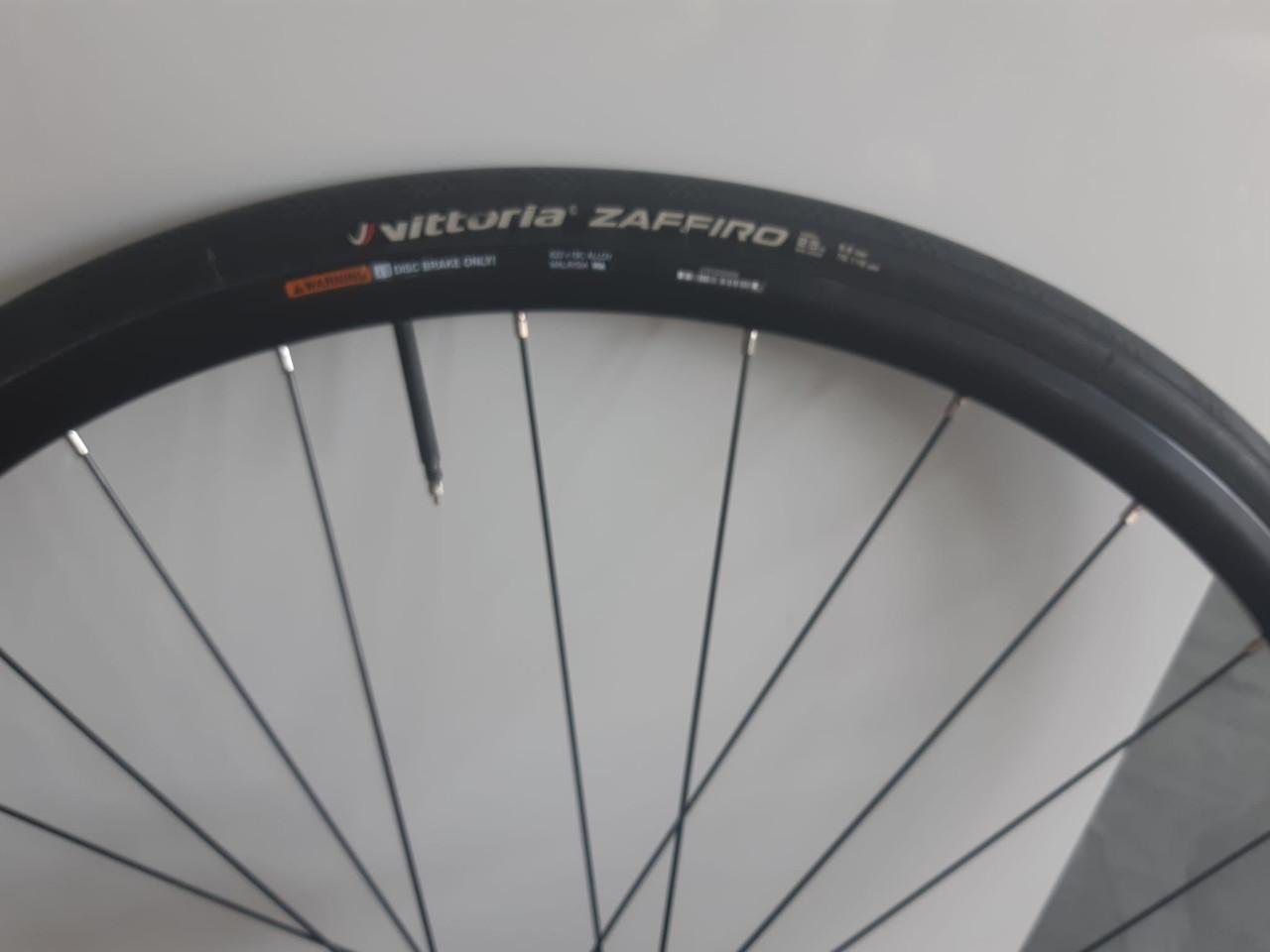 Shimano rs171 wielset met casette, banden en remschijven