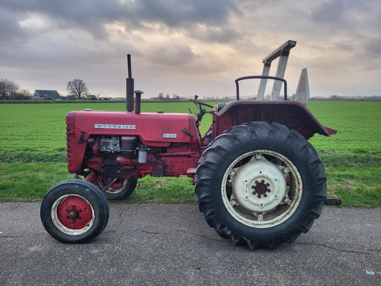Mc cormick D439 Met kenteken
