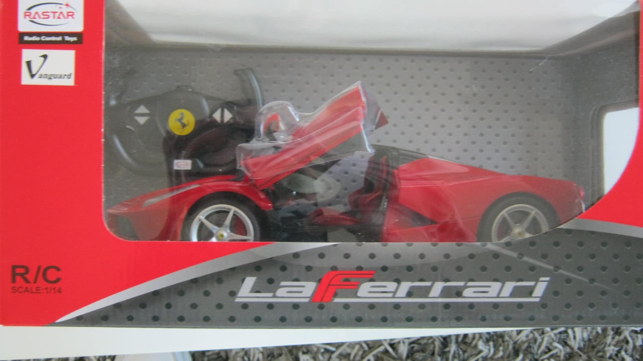 NIEUW FERRARI ENZO OP AFSTAND VOOR 20 EURO