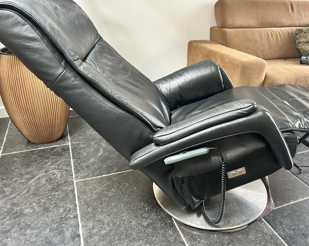 Prominent leren relaxfauteuil / sta op stoel