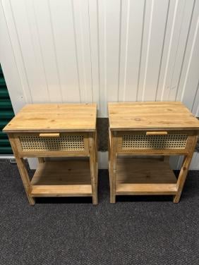 Set van 2 houten nachtkastjes met rotan lade