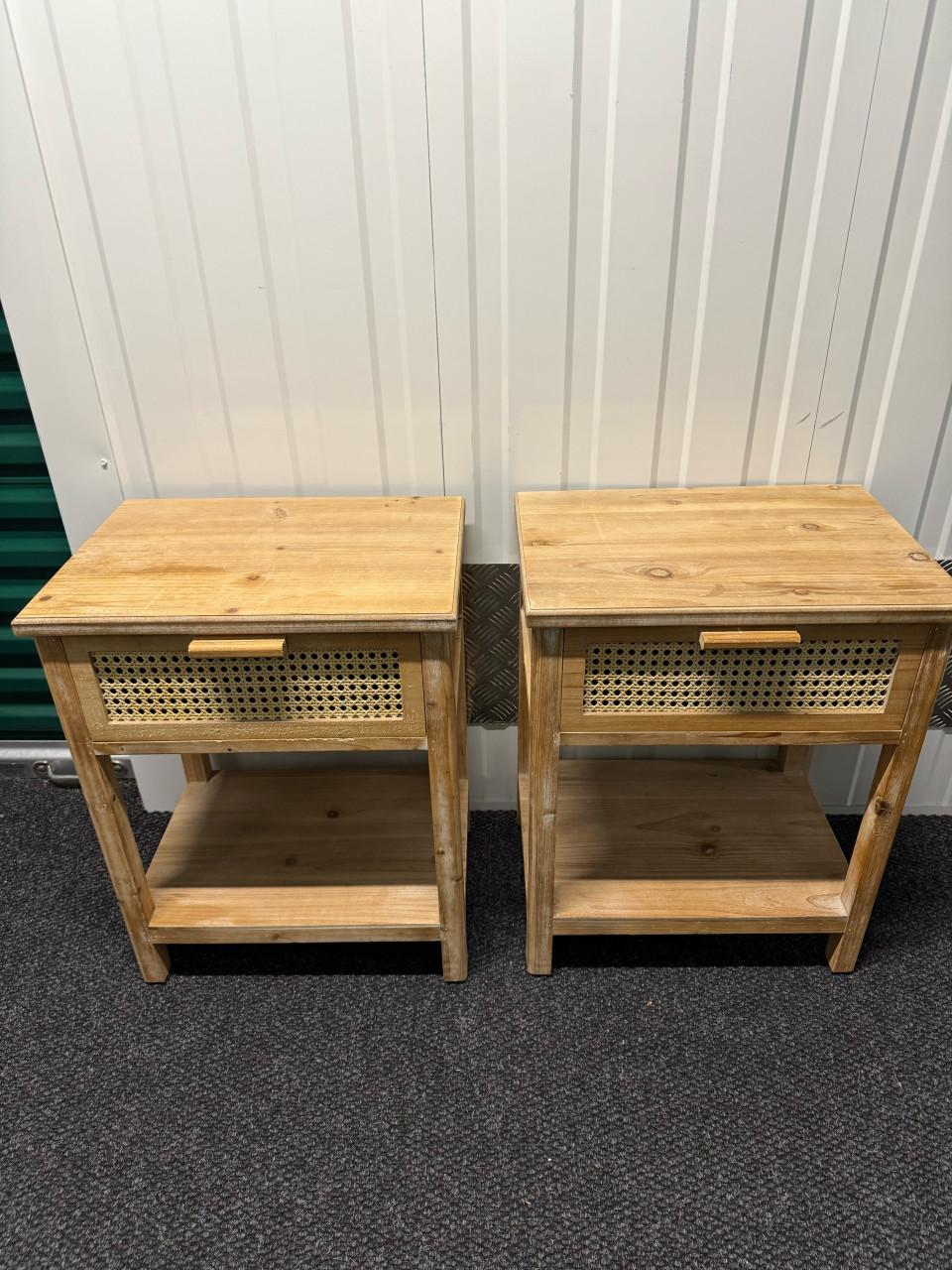 Set van 2 houten nachtkastjes met rotan lade