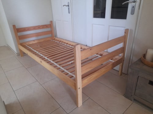 1 persoons bed 90 x 200 ( in goede staat )