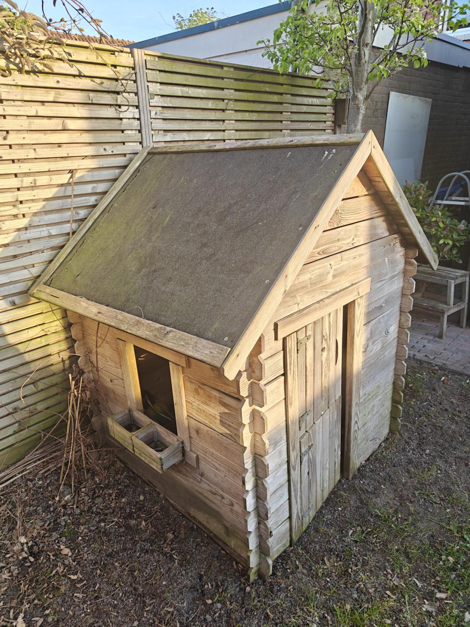 Houten speelhuisje kids ongeveer 3 jaar oud, behoorlijke staat