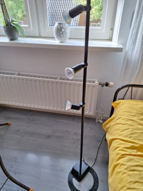 Zwart stalen lamp met 3 spotjes.