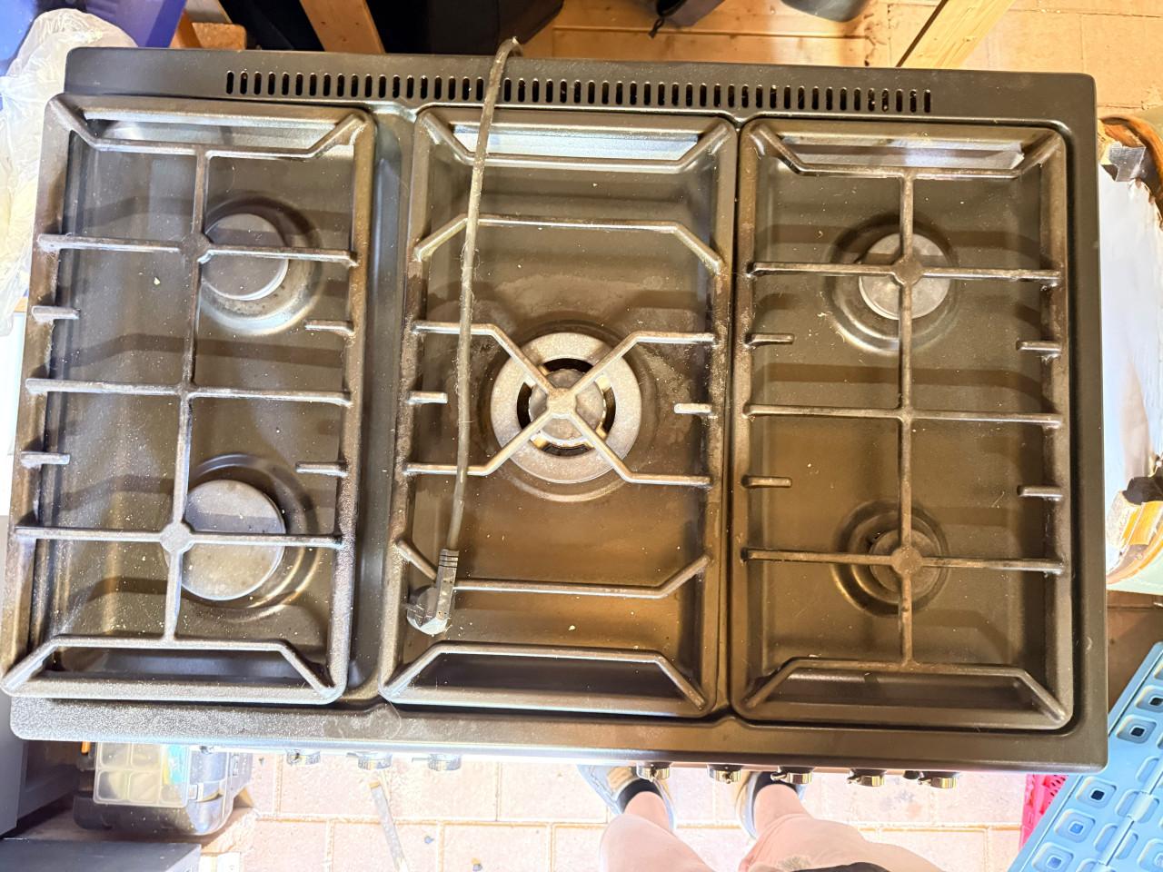 Zwart 5 pits fornuis met oven
