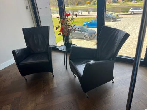 2x Montis Windy fauteuil zwart leer in nette staat