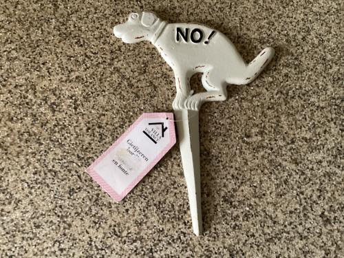 Gietijzeren hondenbordje.     Nieuw.