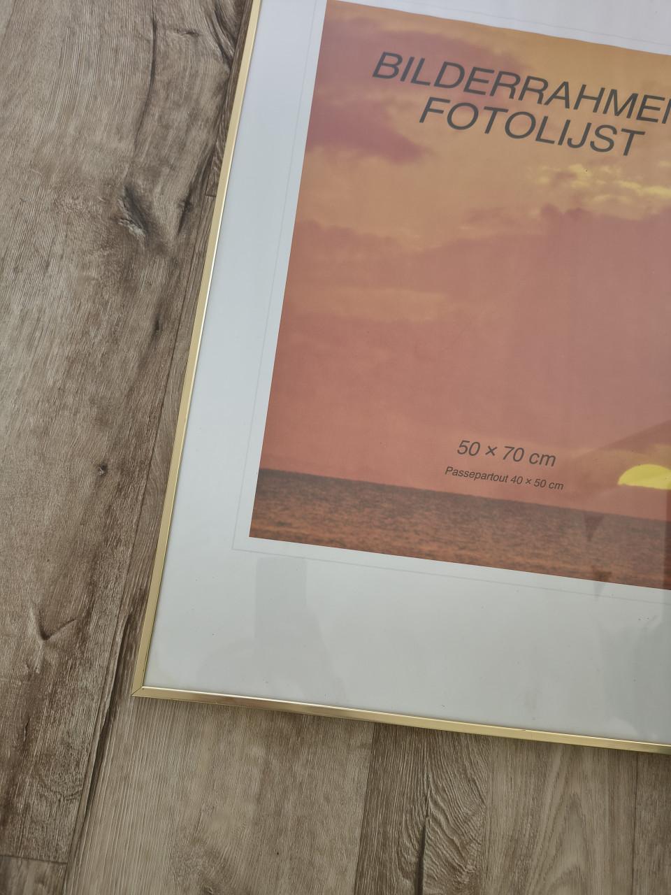 Prachtige, grote passepartout. Gouden lijst, 50 x 70 cm.