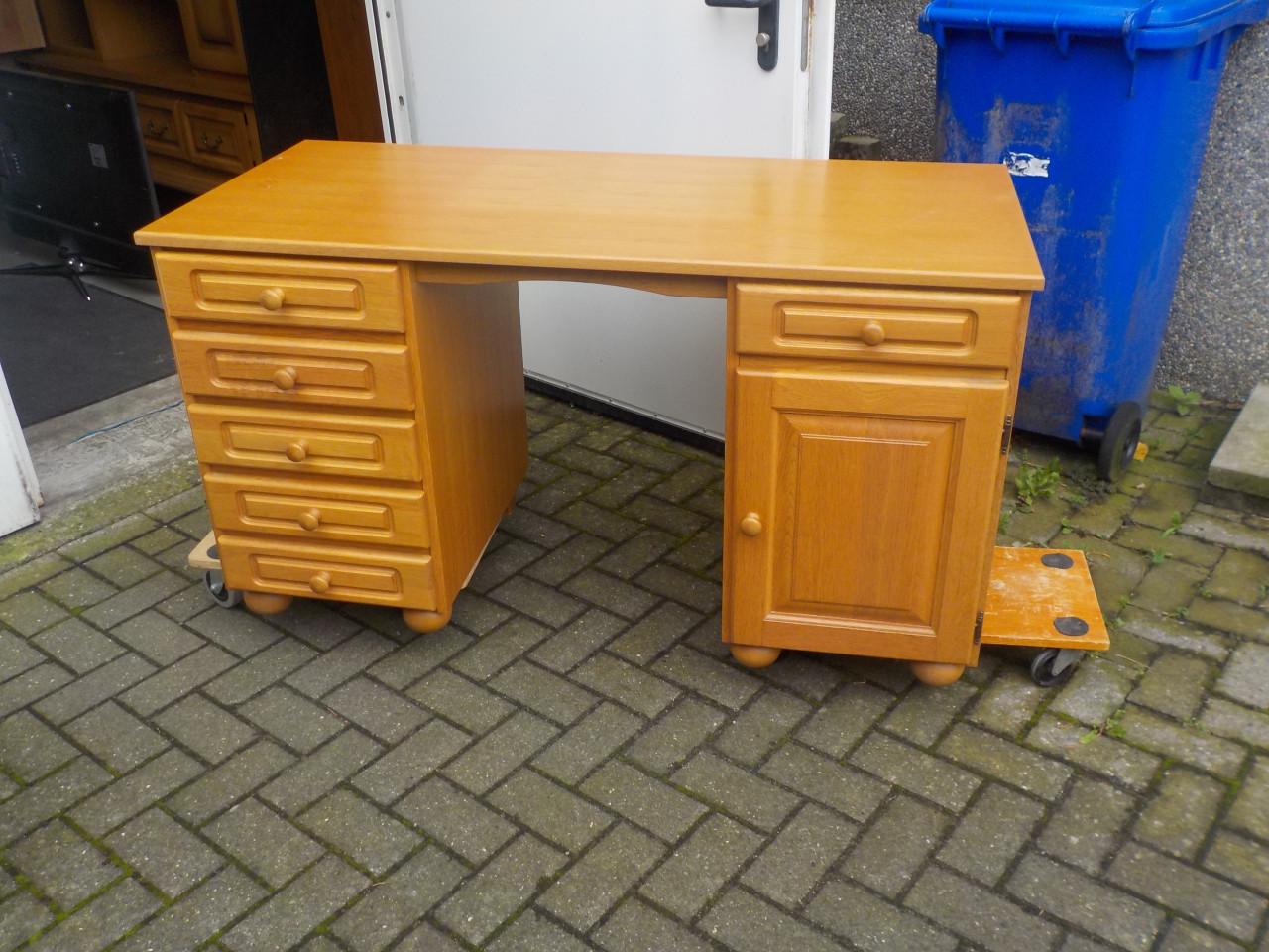Massief blank eiken bureau in zeer goede staat