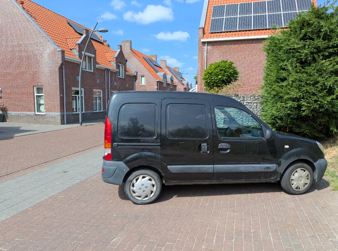 Renault Kangoo 1.5 DCI zwart 2008 223000 km APK tot 07/26