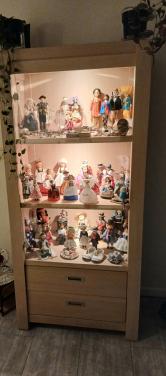 Vitrinekast met verlichting, zonder inhoud.