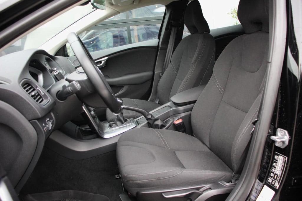 Volvo V40 1.6 t2 you! - xenon - cruise - pdc - high perf audio - dealer oh!