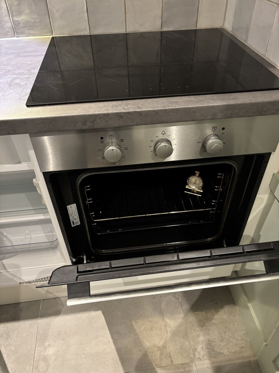 Compacte keuken met apparatuur