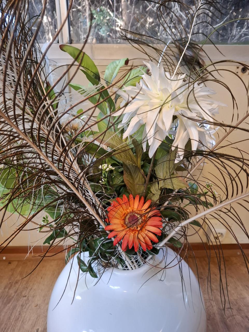 Grote vaas met kunstbloemen