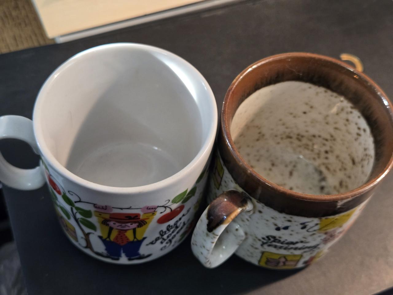 Twee mokken , Bavaria, met daarop de tekst "Trim je fit". uit 1969