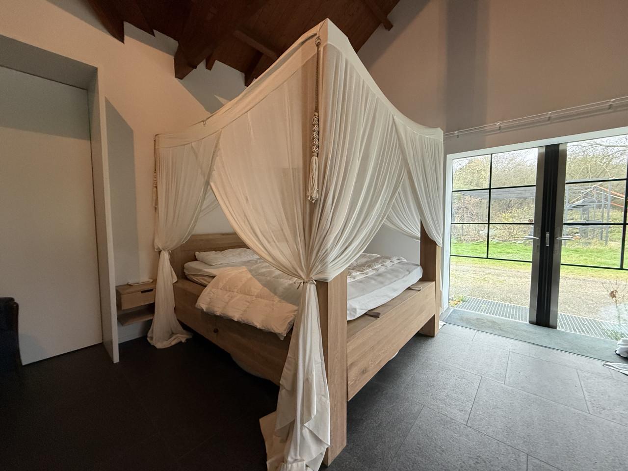 Hemelbed massief eiken + Auping bodems + Auping matrassen