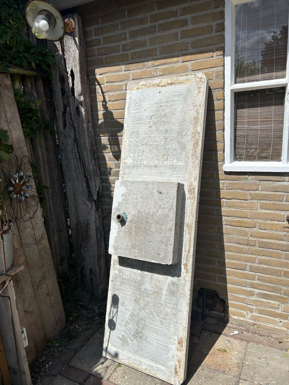 Te koop: Oud betonnen aanrechtblad met betegelde spoelbak (retro/vintage)
