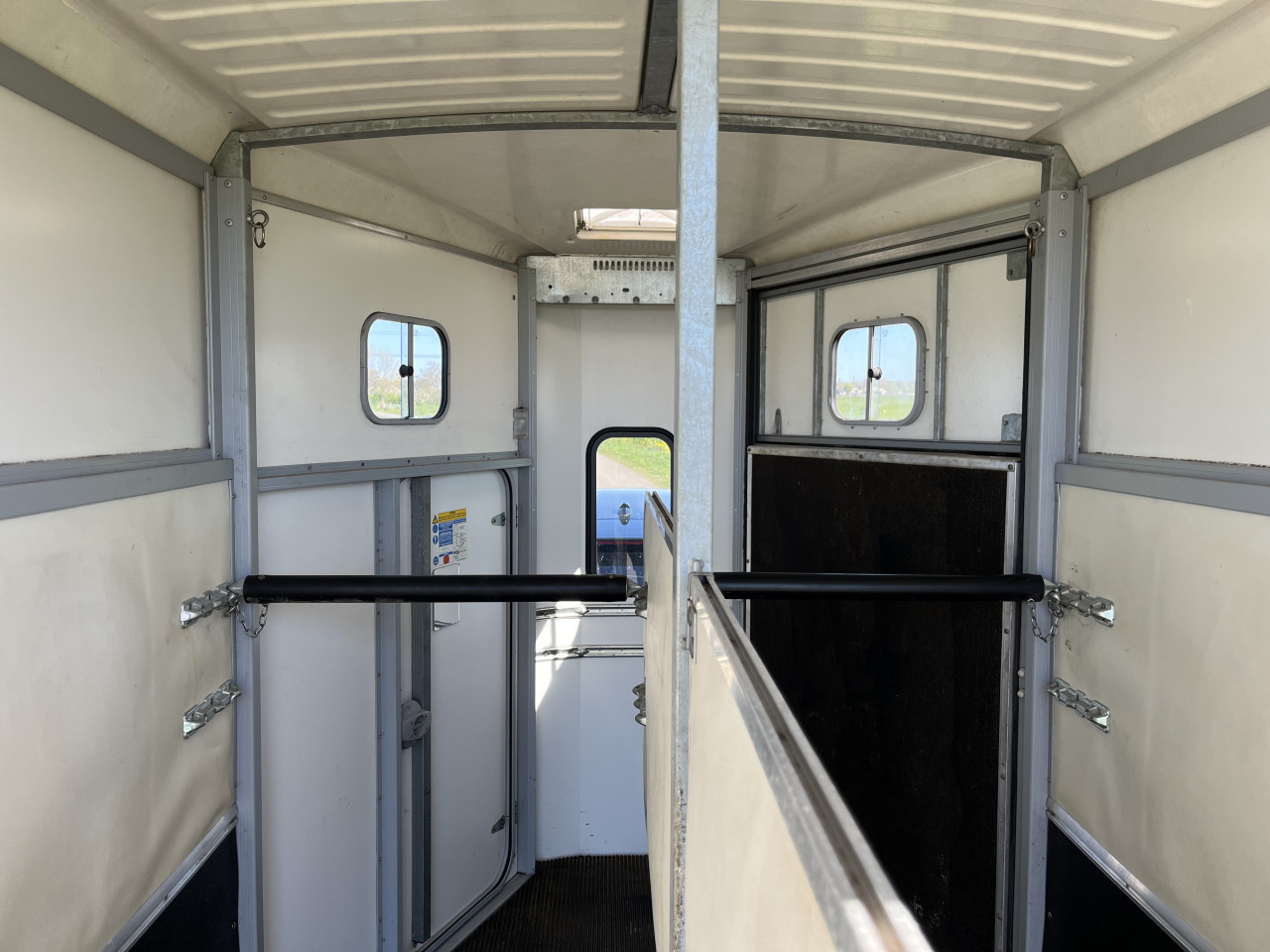 De grootste Ifor voor 2 paarden, HB511 met aluminium bodem en voorlosklep