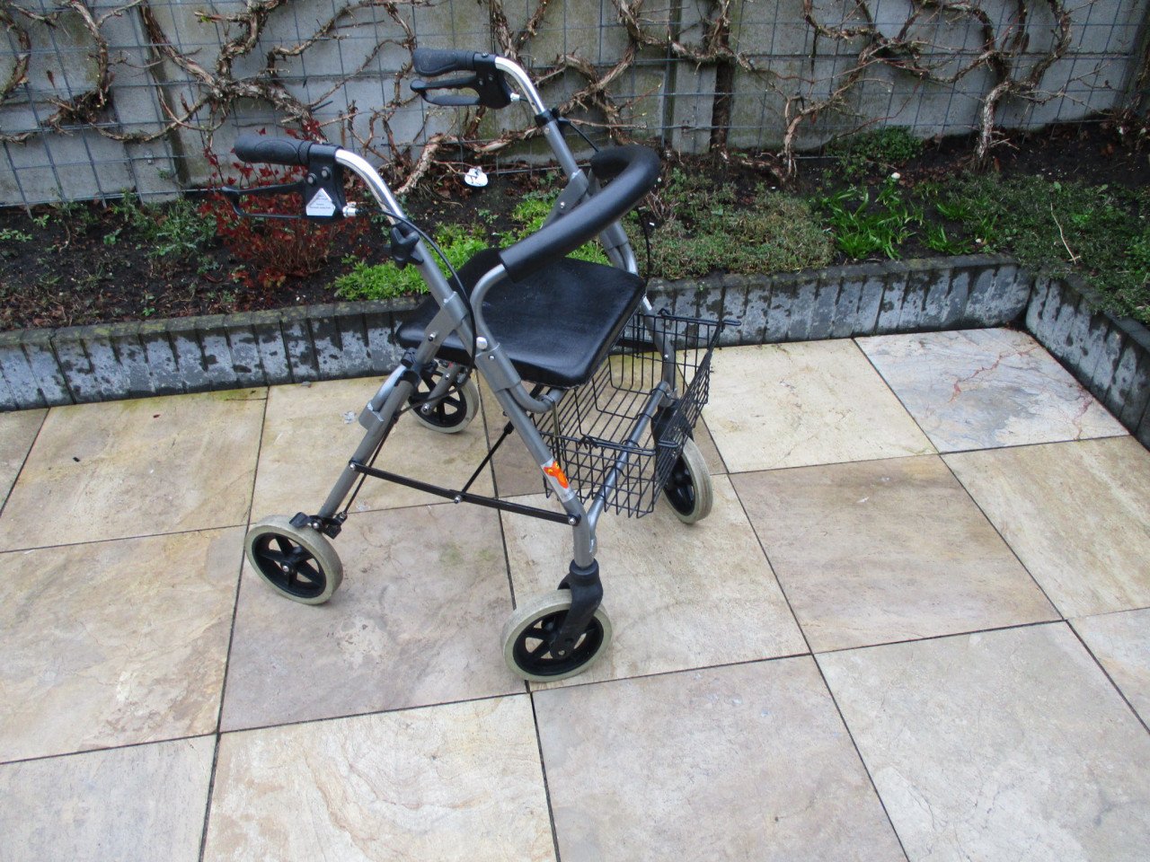Bijna nieuwe opvouwbare lichtgewicht rollator met zitje mand en rugsteun