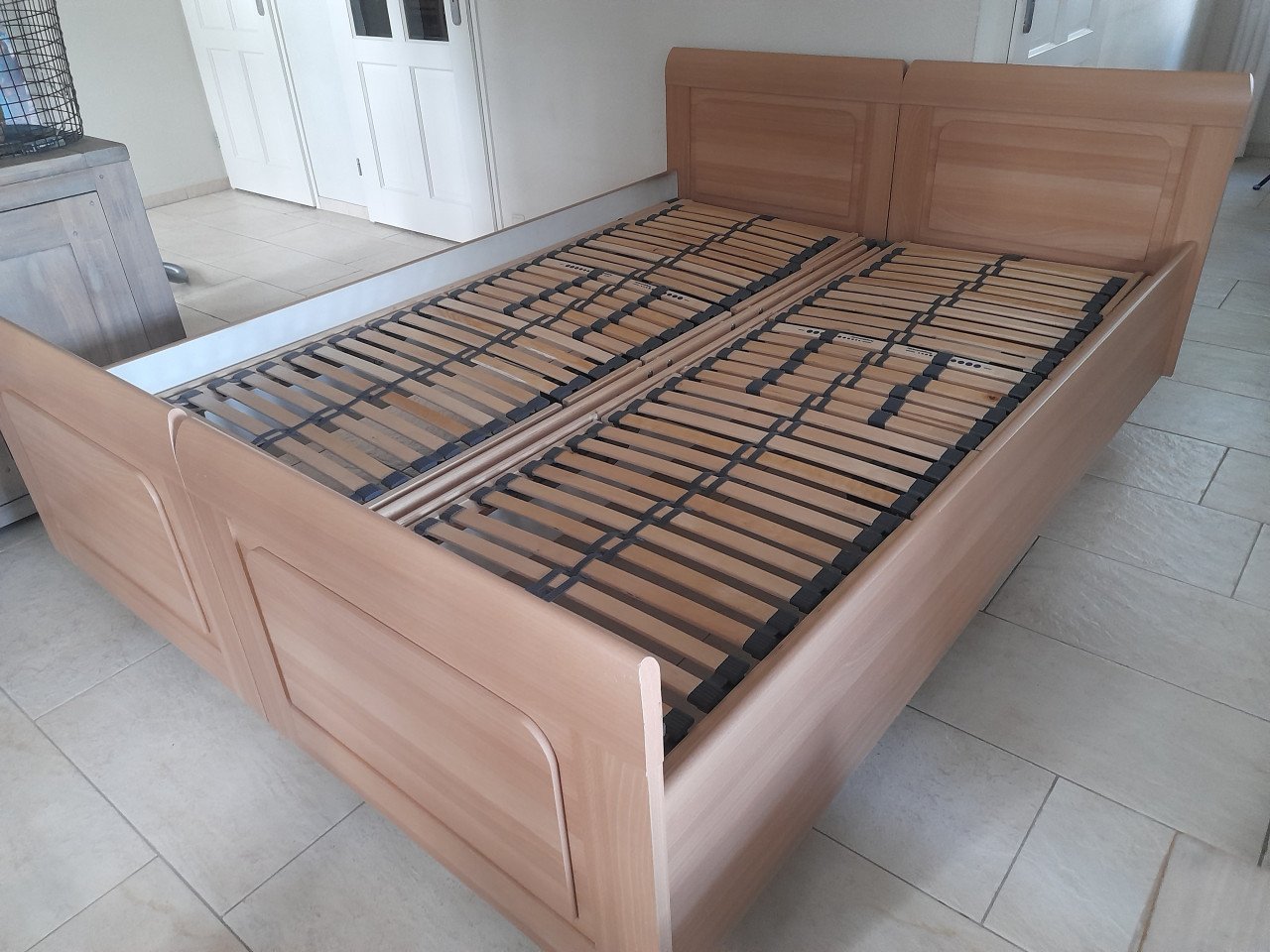Elektrisch verstelbaar 2 persoons bed (verrijdbaar) in goede nette staat)