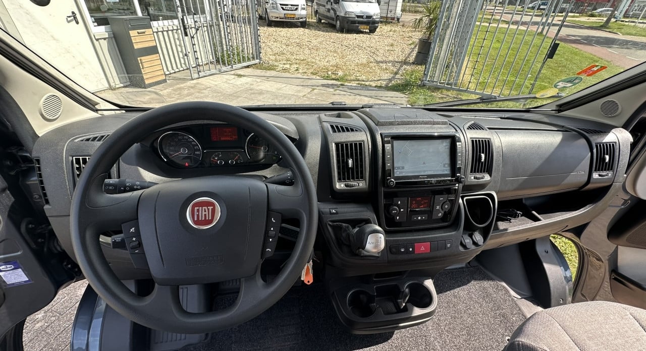 Weinsberg Cara R47 Automaat – Buscamper met lengtebedden | Slechts 55.550km