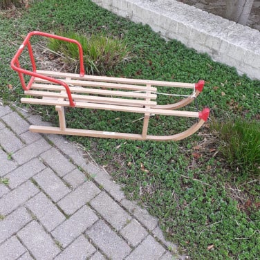 Houten slee met rugleuning