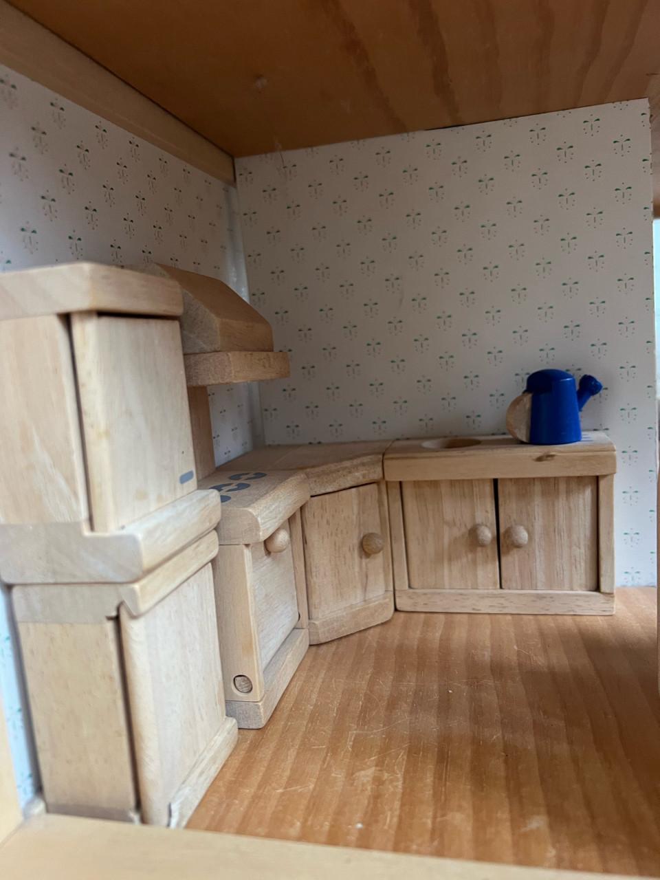 Houten poppenhuis met accessoires