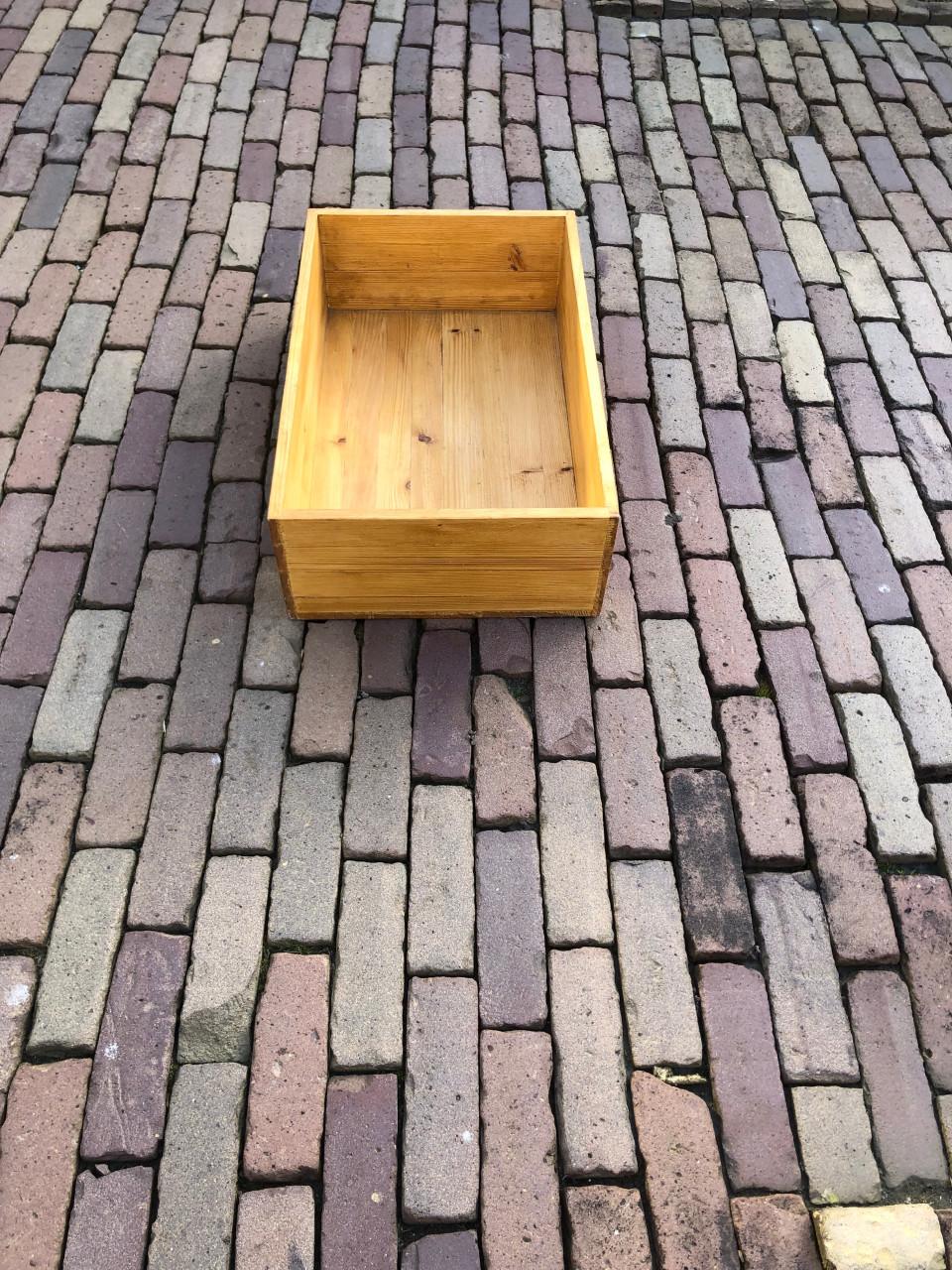 Houten bak Afm 60x37x18cm.